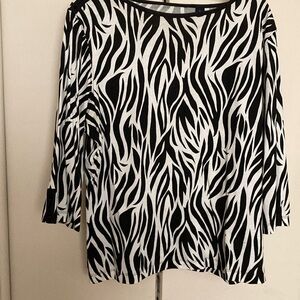 Casual Women’s T-shirt Size XL Black and White 3/4 Sleeve Round Neck Slight Top